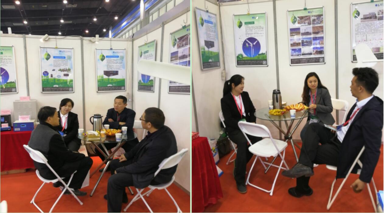 南京欧陆电气现场工作人员与客户洽谈.jpg